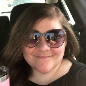 Meet your Posher, Adrianne